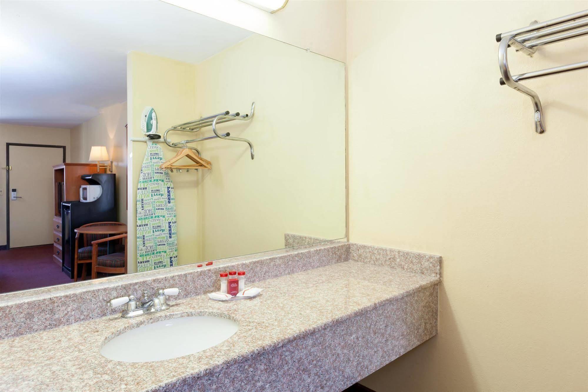 America'S Best Value Inn & Suites Bakersfield Central Eksteriør billede