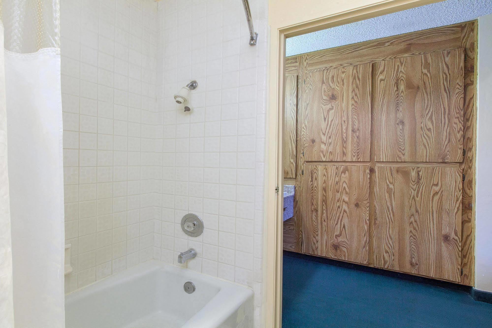America'S Best Value Inn & Suites Bakersfield Central Eksteriør billede