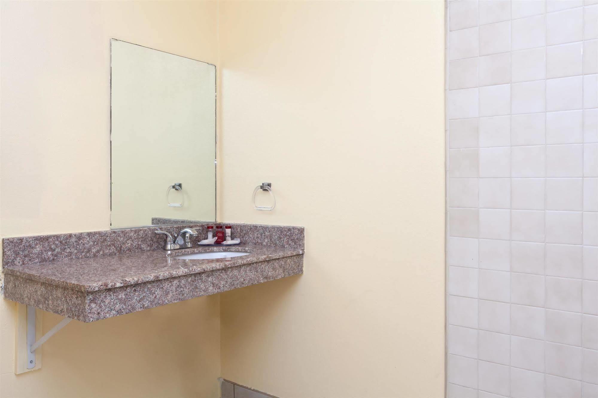 America'S Best Value Inn & Suites Bakersfield Central Eksteriør billede
