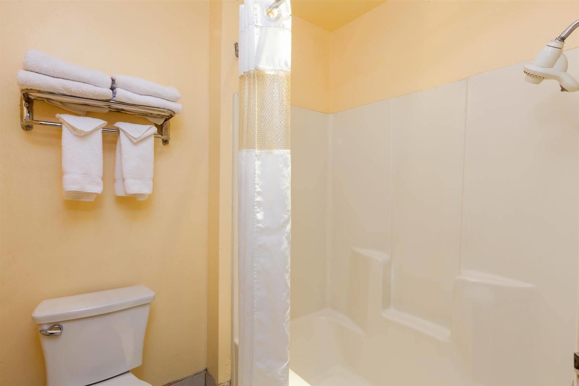 America'S Best Value Inn & Suites Bakersfield Central Eksteriør billede