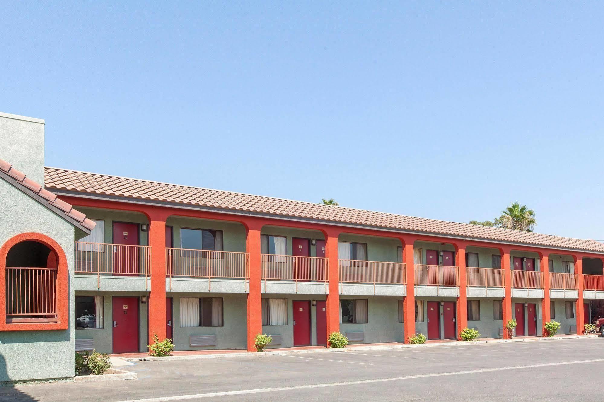 America'S Best Value Inn & Suites Bakersfield Central Eksteriør billede